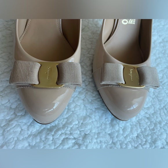 Salvatore Ferragamo -Carla Patent Bow Pumps-beige - Picture 5 of 9